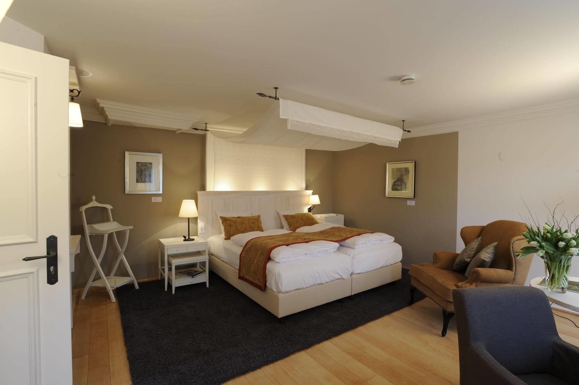 Hotel Altes Amtshaus, 3 à Mulfingen Extérieur photo