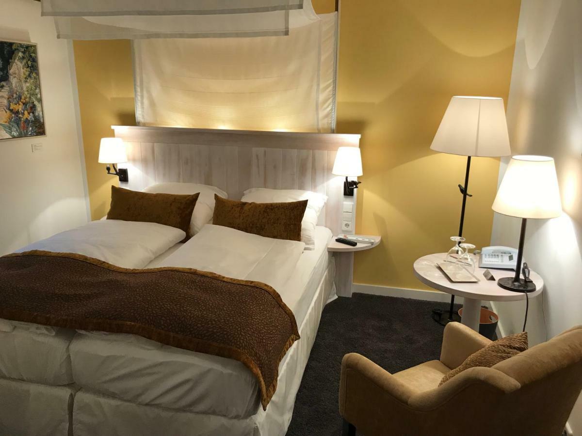 Hotel Altes Amtshaus, 3 à Mulfingen Extérieur photo